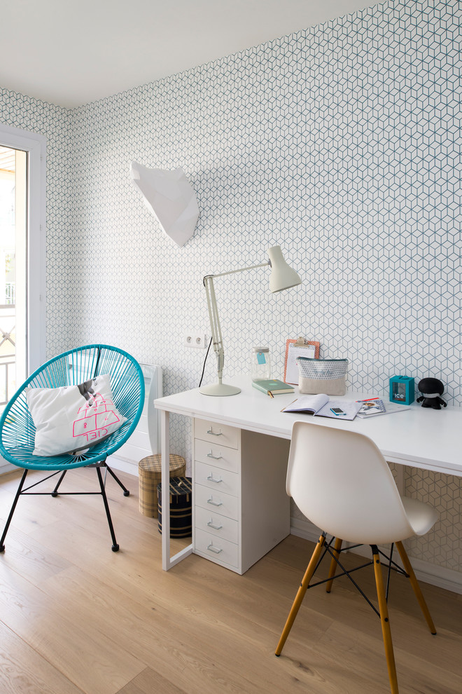 This is an example of a contemporary kids' bedroom in Rennes.