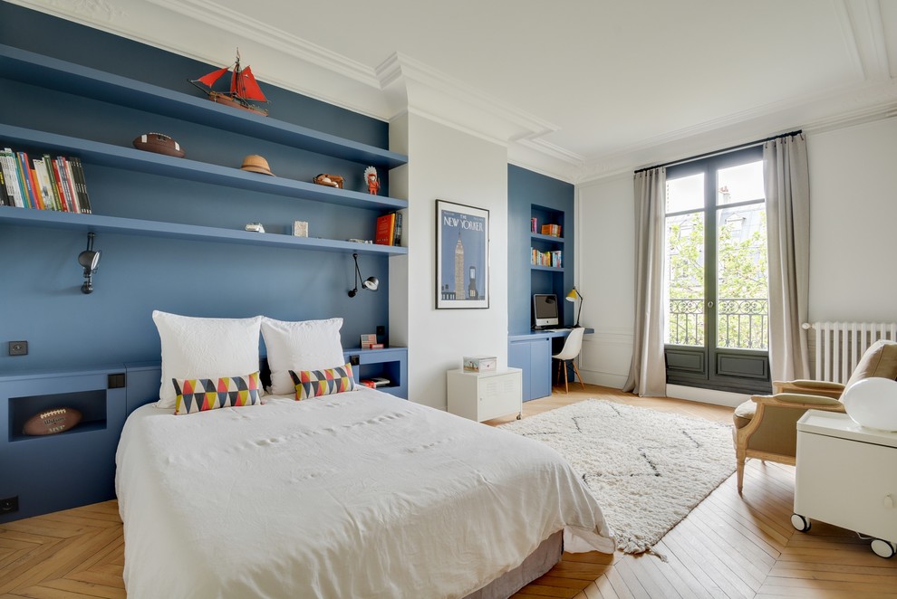На фото: большая детская в стиле неоклассика (современная классика) с спальным местом, синими стенами и паркетным полом среднего тона для подростка, мальчика