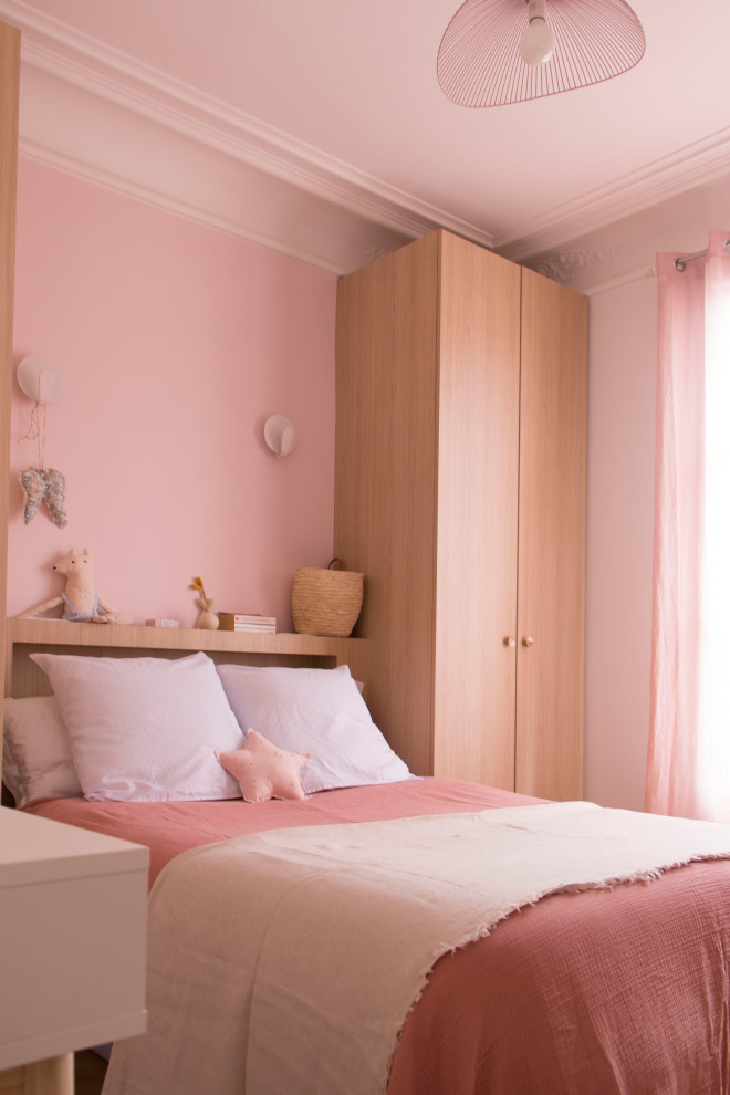 Свежая идея для дизайна: большая детская в стиле неоклассика (современная классика) с спальным местом, розовыми стенами, светлым паркетным полом и коричневым полом для ребенка от 4 до 10 лет, девочки - отличное фото интерьера
