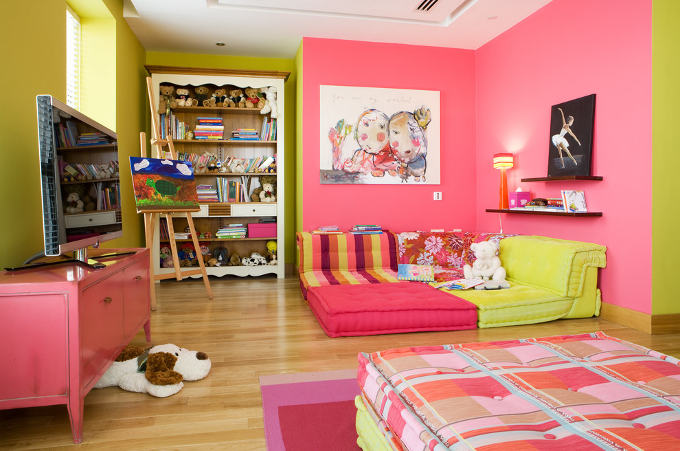 Diseño de dormitorio infantil de 4 a 10 años clásico grande con paredes multicolor y suelo de madera clara
