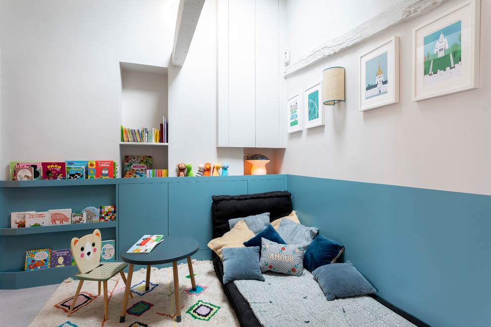 Contemporary toddler’s room for boys in Paris with multi-coloured walls.