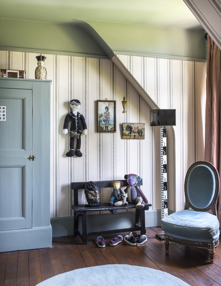 This is an example of an eclectic kids' bedroom in Paris.