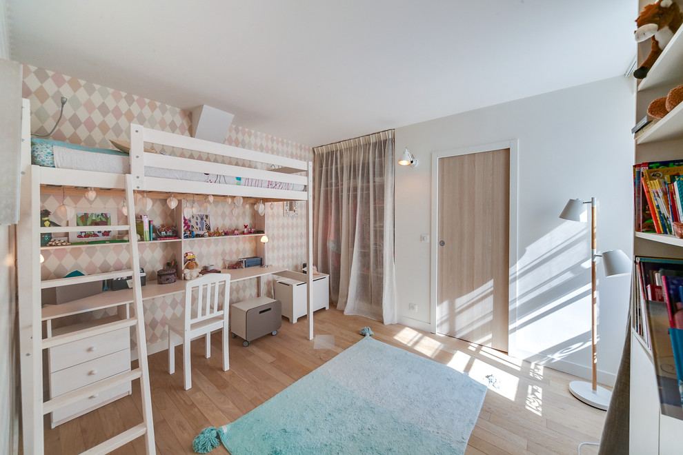 Exemple d'une chambre d'enfant de 4 à 10 ans tendance de taille moyenne avec parquet clair, un mur rose et un sol beige.
