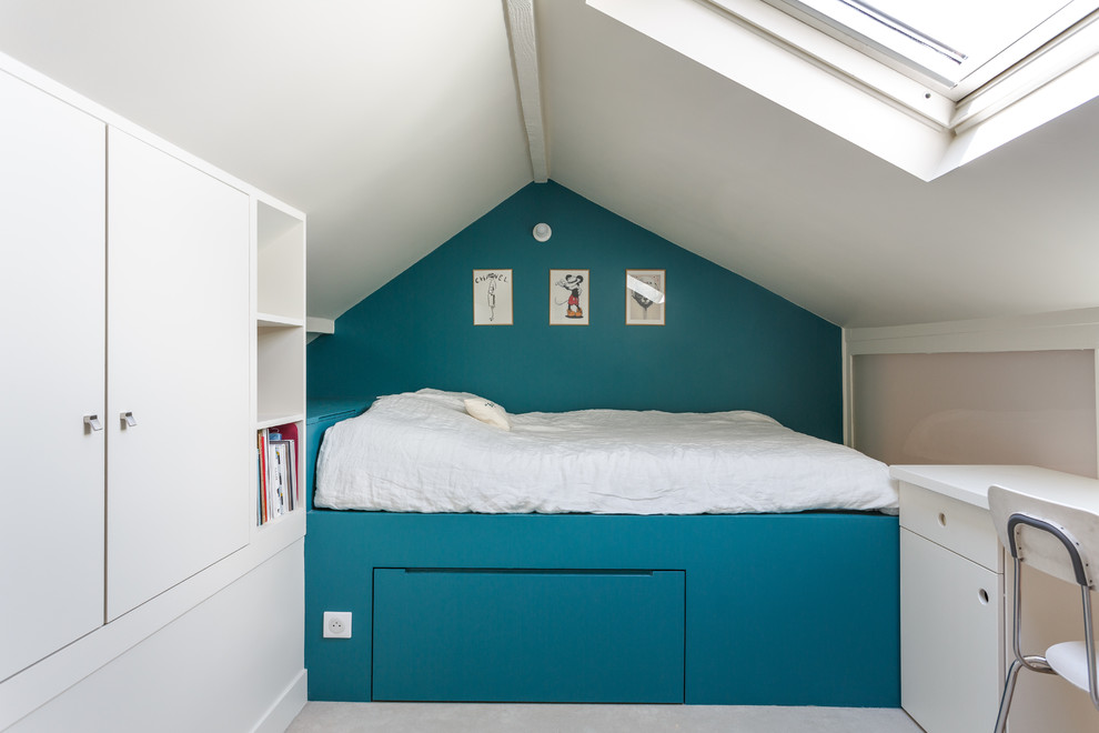 Cette photo montre une petite chambre d'enfant tendance avec un mur vert, moquette et un sol beige.