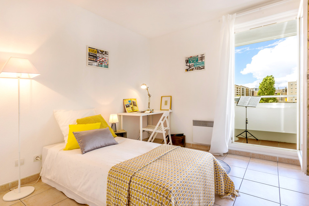Neutrales, Mittelgroßes Modernes Jugendzimmer mit Schlafplatz, weißer Wandfarbe und Keramikboden in Marseille