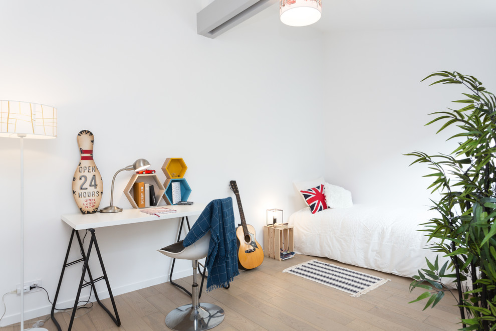 Foto på ett funkis pojkrum kombinerat med sovrum, med vita väggar, mellanmörkt trägolv och brunt golv
