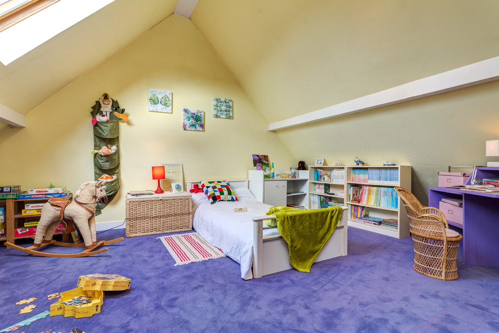Idéer för att renovera ett eklektiskt barnrum kombinerat med sovrum och för 4-10-åringar, med gula väggar, heltäckningsmatta och lila golv