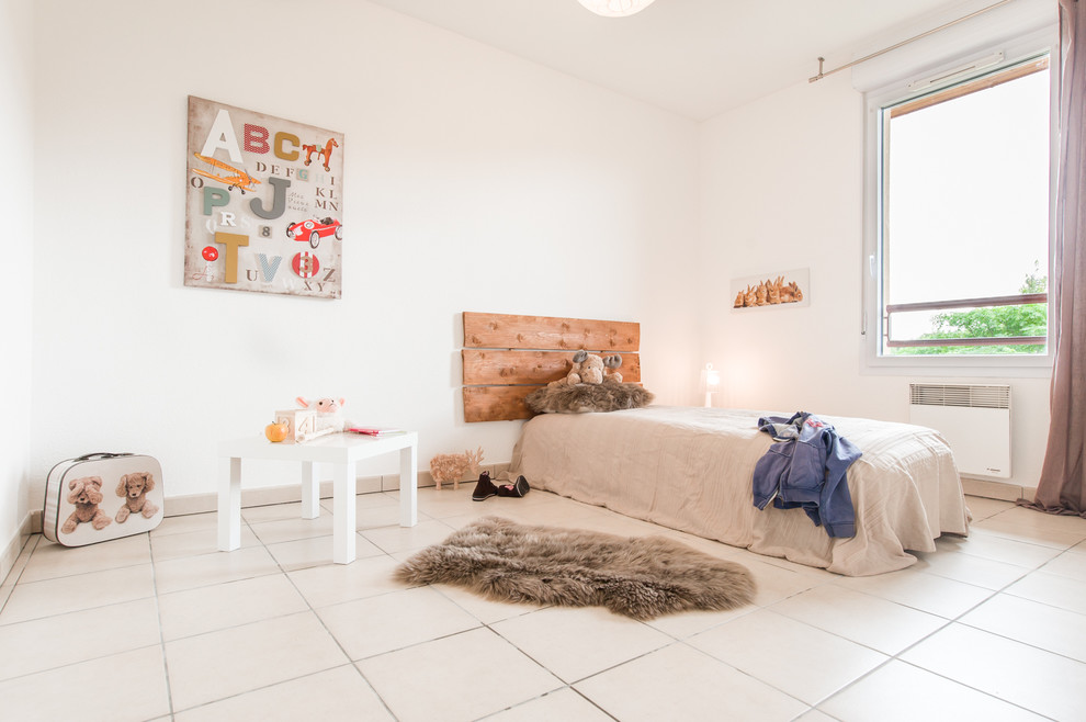 Réalisation d'une grande chambre d'enfant de 4 à 10 ans design avec un mur blanc et un sol en carrelage de céramique.