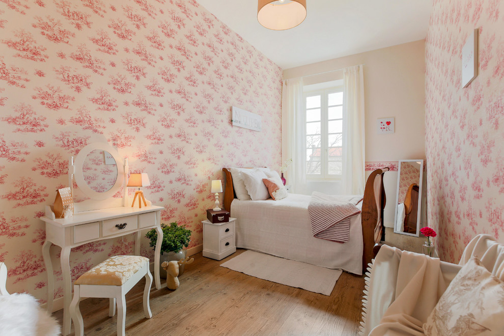 Immagine di una cameretta per bambini tradizionale con pareti rosa, parquet chiaro e pavimento marrone