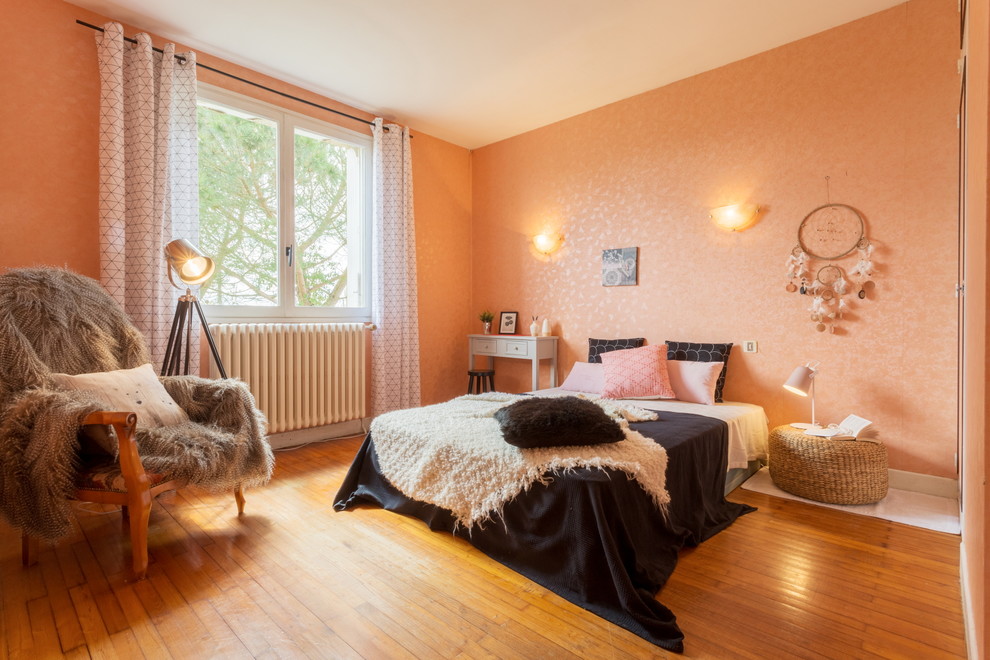 Modernes Kinderzimmer mit Schlafplatz, rosa Wandfarbe, braunem Holzboden und braunem Boden in Toulouse