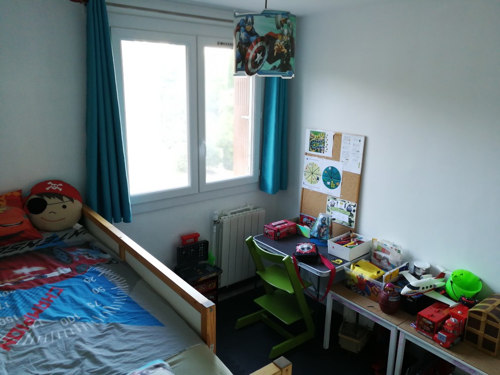 Idéer för att renovera ett litet vintage pojkrum kombinerat med sovrum och för 4-10-åringar, med vita väggar, linoleumgolv och grått golv
