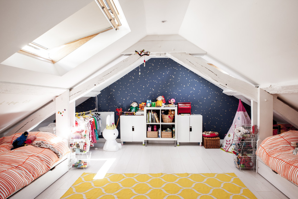 Modelo de dormitorio infantil de 4 a 10 años nórdico de tamaño medio con paredes blancas y suelo de madera pintada