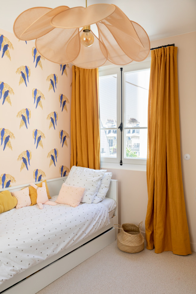 Ejemplo de dormitorio infantil de 4 a 10 años actual grande con paredes blancas, suelo beige y moqueta