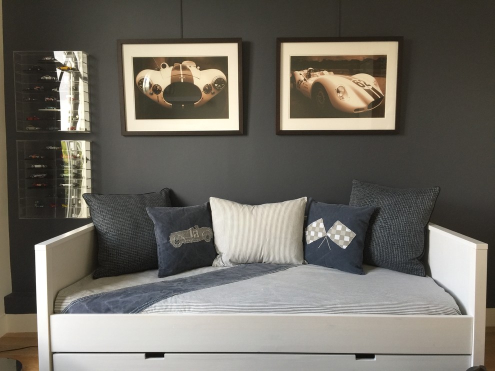 Exempel på ett litet modernt pojkrum kombinerat med sovrum och för 4-10-åringar, med blå väggar och ljust trägolv