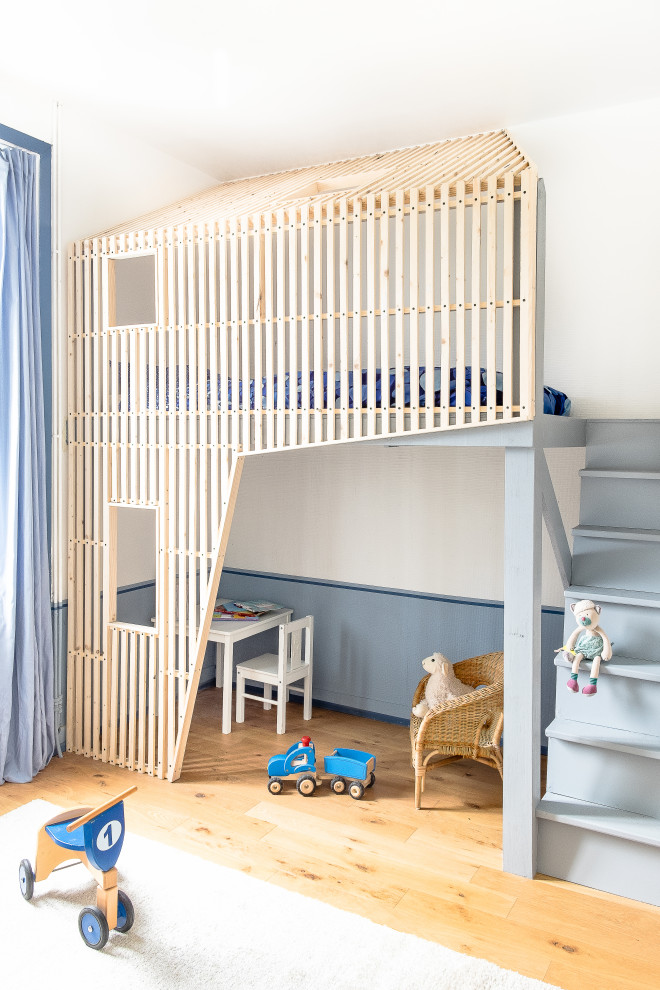 Ispirazione per una cameretta per bambini da 4 a 10 anni minimal di medie dimensioni con pareti bianche, parquet chiaro e pavimento beige
