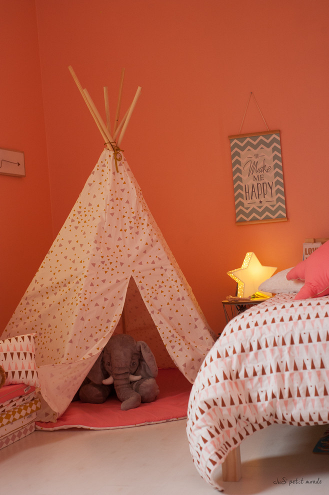 Réalisation d'une petite chambre d'enfant de 4 à 10 ans nordique avec parquet clair et un sol blanc.
