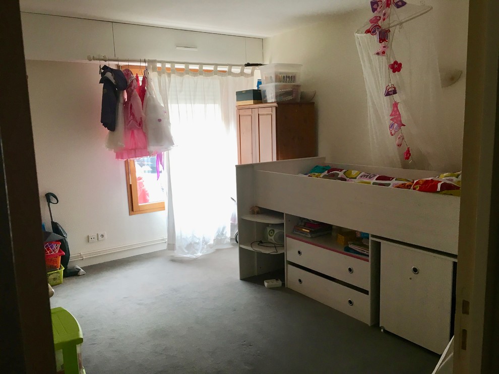 Cette photo montre une chambre d'enfant de 4 à 10 ans scandinave de taille moyenne avec un mur blanc, moquette et un sol gris.