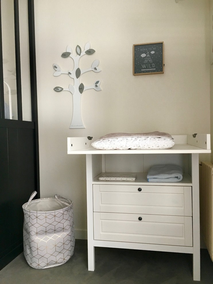 Bild på ett mellanstort skandinaviskt flickrum kombinerat med sovrum och för 4-10-åringar, med vita väggar, heltäckningsmatta och grått golv