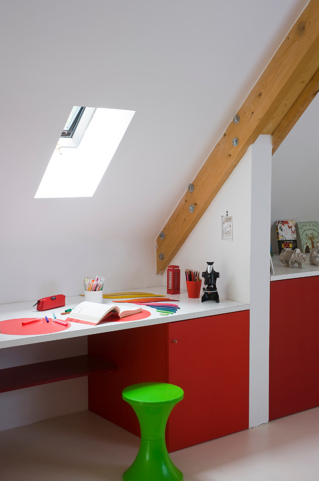 Idée de décoration pour une petite chambre neutre de 4 à 10 ans design avec un bureau.