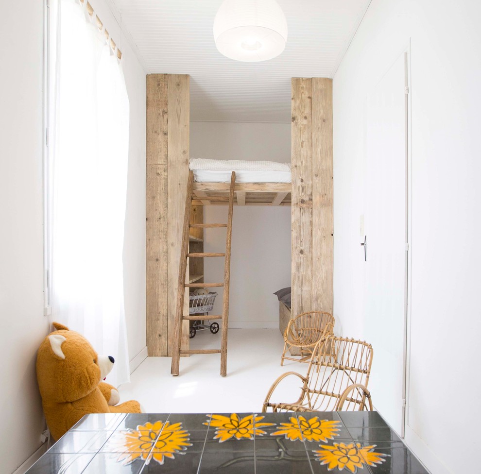Bild på ett litet lantligt könsneutralt barnrum kombinerat med sovrum och för 4-10-åringar, med vita väggar, betonggolv och vitt golv