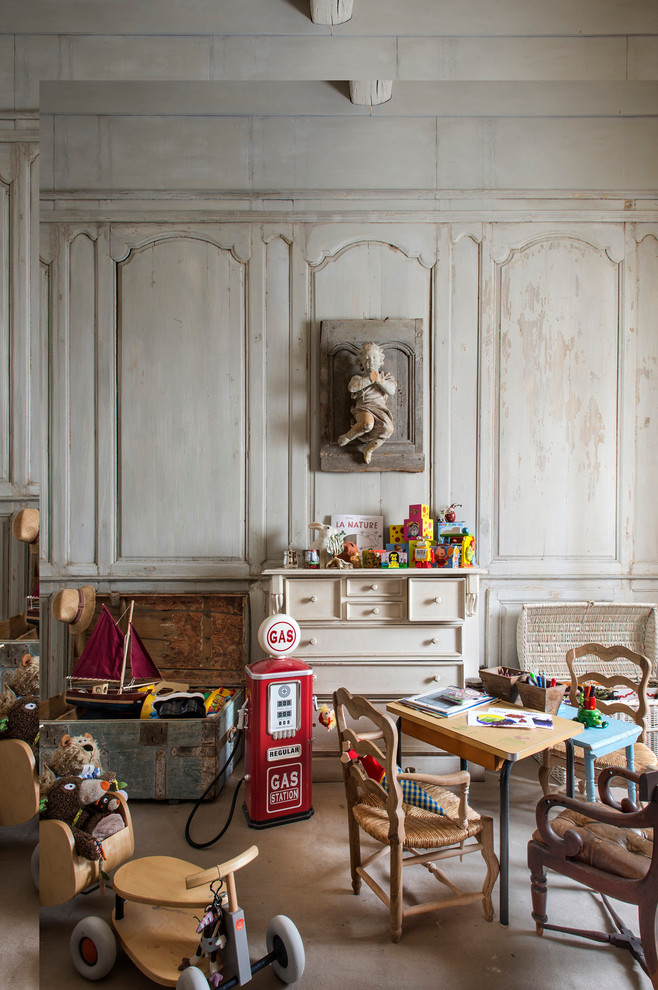 Cette image montre une chambre d'enfant de 4 à 10 ans rustique de taille moyenne avec un mur blanc.