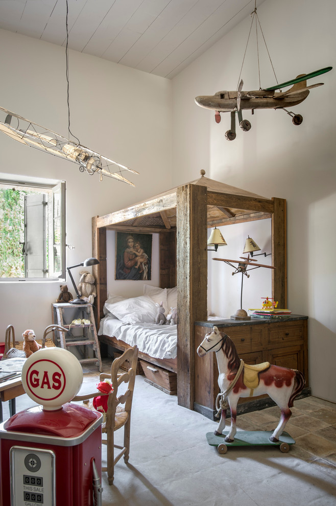 Ejemplo de dormitorio infantil de 4 a 10 años de estilo de casa de campo de tamaño medio con paredes blancas