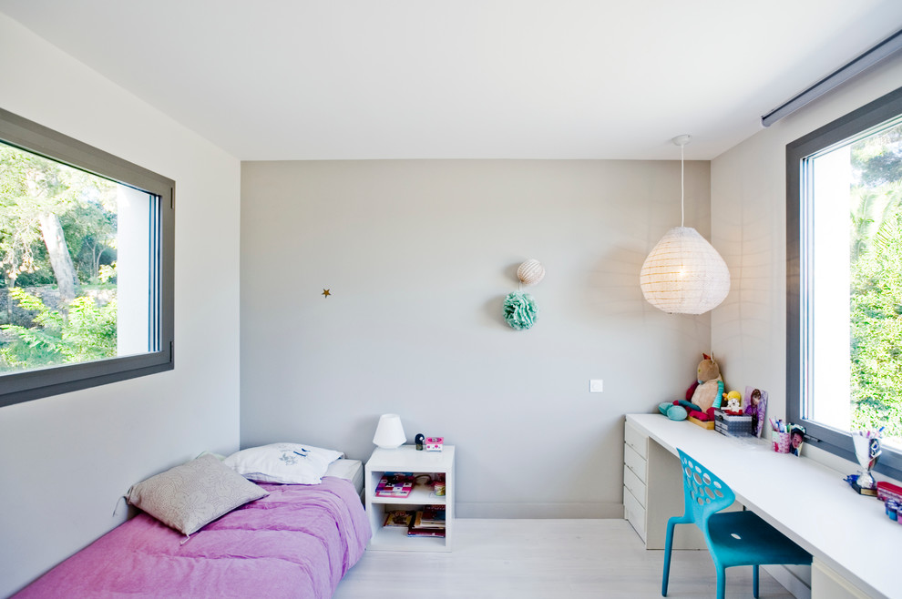 Cette image montre une chambre d'enfant de 4 à 10 ans design avec un mur blanc et parquet clair.