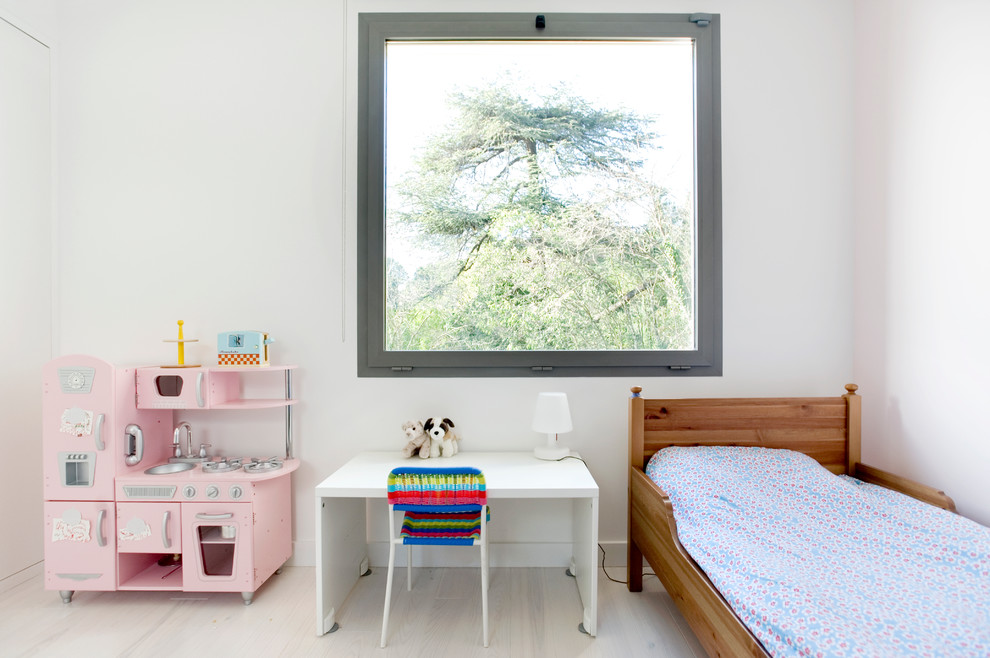 Inspiration för moderna könsneutrala barnrum kombinerat med sovrum och för 4-10-åringar, med vita väggar och ljust trägolv