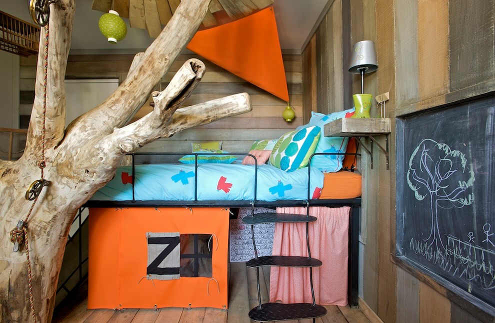 Idee per una cameretta per bambini da 4 a 10 anni rustica di medie dimensioni con pavimento in legno massello medio