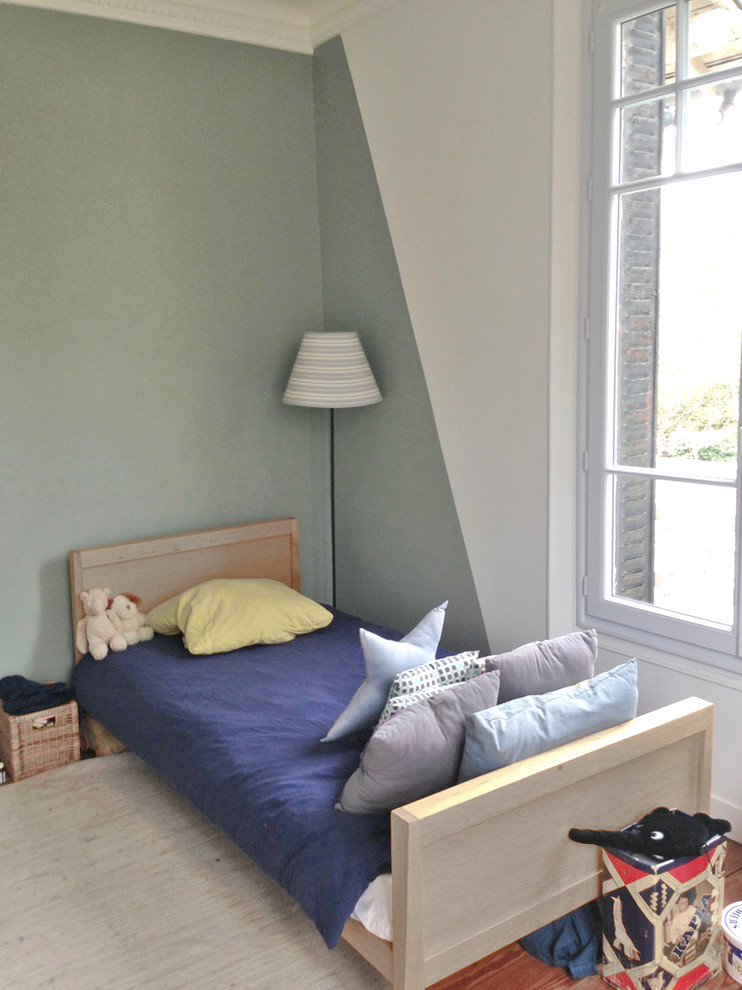 Mittelgroßes Nordisches Jungszimmer mit Schlafplatz, grüner Wandfarbe und hellem Holzboden in Sonstige
