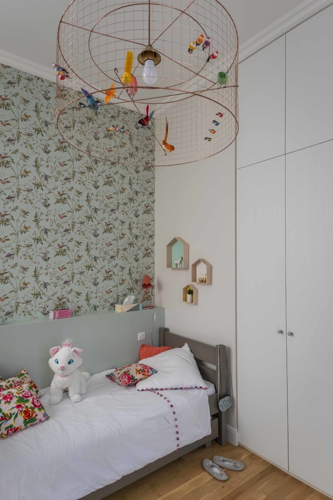 На фото: детская в стиле неоклассика (современная классика) с спальным местом, синими стенами, светлым паркетным полом и коричневым полом