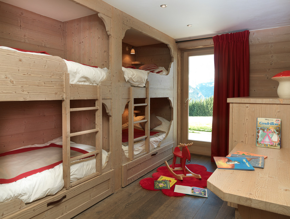 Idées déco pour une chambre neutre de 4 à 10 ans montagne de taille moyenne avec un mur beige, un sol en bois brun et un lit superposé.