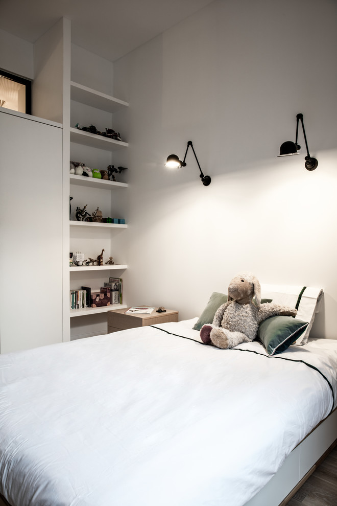 Inspiration för mellanstora moderna pojkrum kombinerat med sovrum och för 4-10-åringar, med vita väggar och ljust trägolv