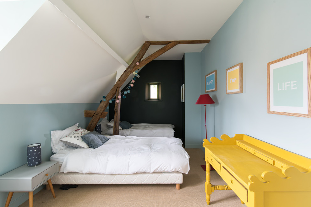 Idées déco pour une chambre d'enfant campagne avec un mur bleu, moquette et un sol beige.