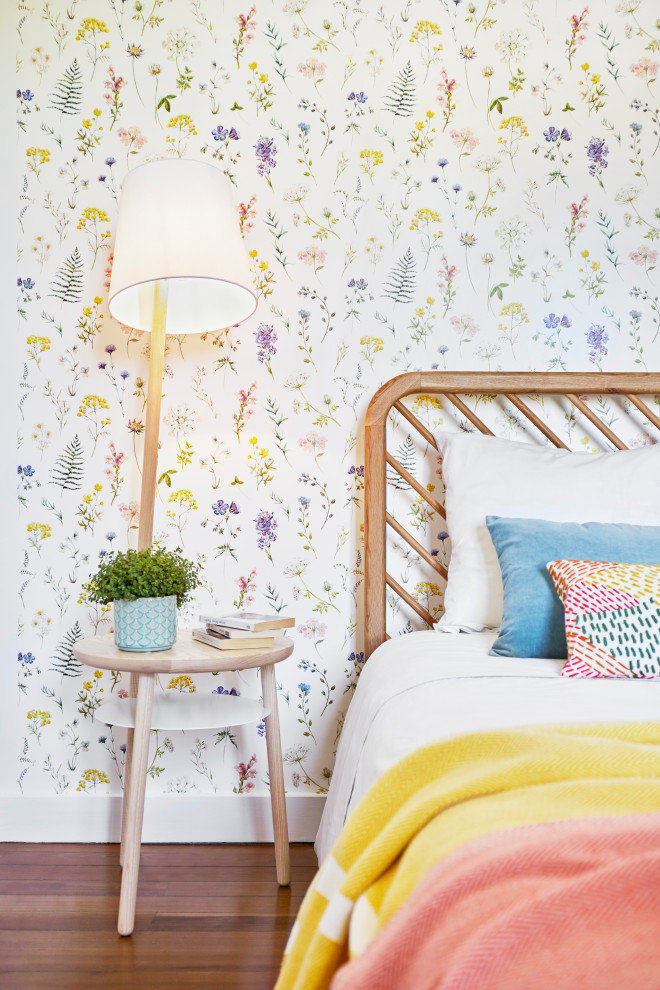 Diseño de dormitorio infantil de estilo de casa de campo de tamaño medio con paredes multicolor y papel pintado