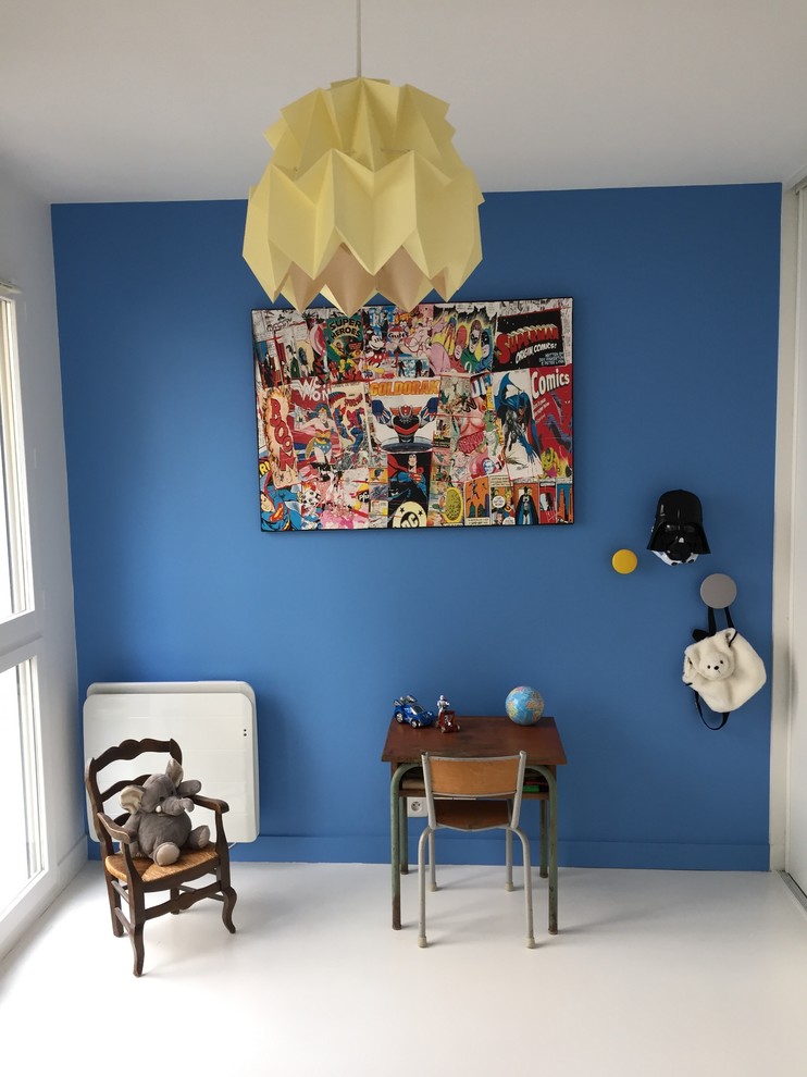 Inspiration för mellanstora retro pojkrum kombinerat med skrivbord och för 4-10-åringar, med blå väggar och målat trägolv