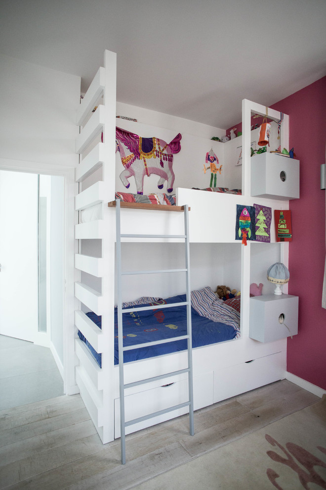 Источник вдохновения для домашнего уюта: маленькая нейтральная детская в современном стиле с спальным местом, розовыми стенами, светлым паркетным полом и бежевым полом для ребенка от 4 до 10 лет, на участке и в саду, двоих детей