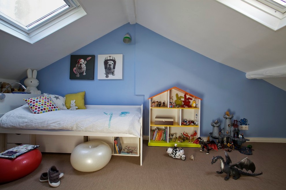Inspiration för ett mellanstort funkis pojkrum kombinerat med sovrum och för 4-10-åringar, med blå väggar och heltäckningsmatta