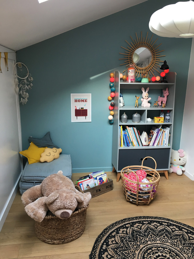 На фото: нейтральная детская среднего размера в скандинавском стиле с спальным местом, светлым паркетным полом, бежевым полом и синими стенами для ребенка от 4 до 10 лет