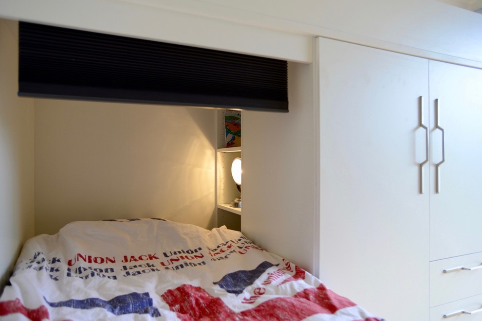 Idee per una cameretta per bambini minimal con pareti bianche e parquet chiaro