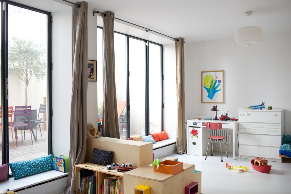 На фото: большая нейтральная детская в современном стиле с рабочим местом и белыми стенами для ребенка от 4 до 10 лет