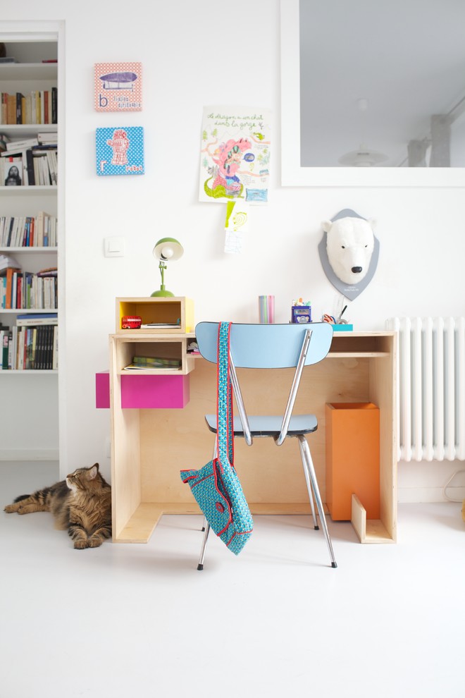Cette image montre une chambre de fille de 4 à 10 ans bohème de taille moyenne avec un bureau et un mur blanc.