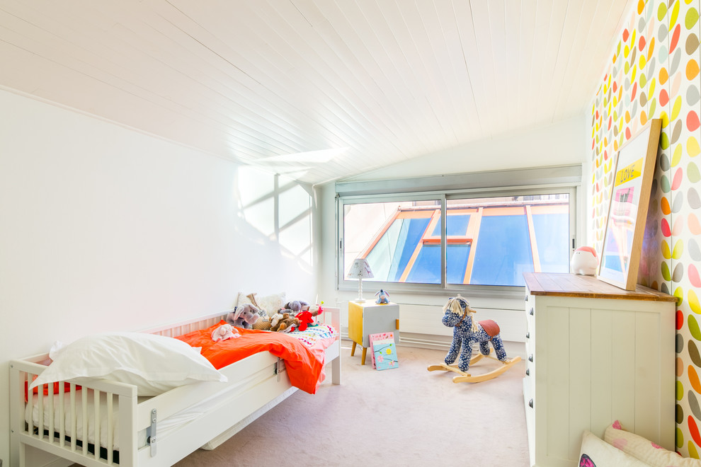 Foto på ett litet funkis pojkrum kombinerat med sovrum och för 4-10-åringar, med vita väggar, heltäckningsmatta och beiget golv
