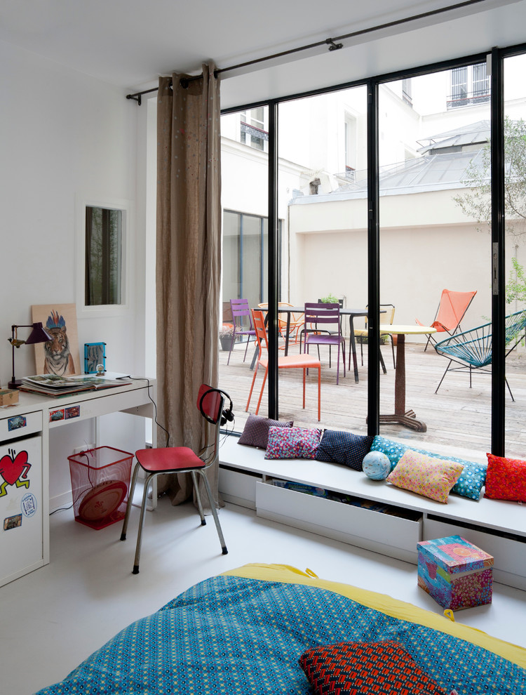 Cette photo montre une chambre d'enfant tendance de taille moyenne avec un mur blanc et un sol blanc.