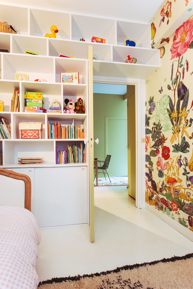 На фото: детская среднего размера в современном стиле с спальным местом, бетонным полом, разноцветными стенами и белым полом для девочки, ребенка от 4 до 10 лет с