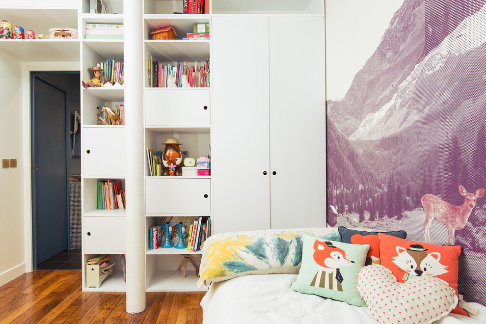 Inspiration pour une chambre d'enfant de 4 à 10 ans design de taille moyenne avec un mur blanc, parquet foncé et un sol marron.