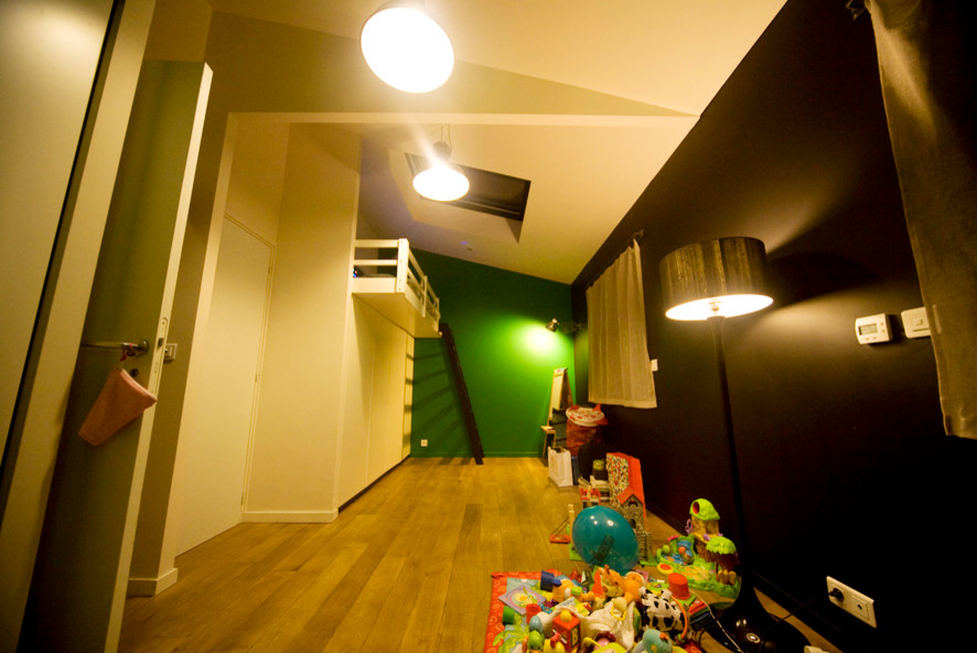 Aménagement d'une chambre d'enfant de 4 à 10 ans industrielle de taille moyenne avec un mur noir, parquet clair et un sol beige.