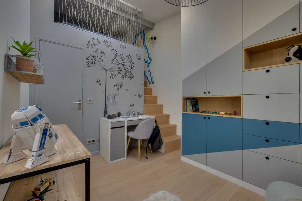 Inspiration för ett industriellt könsneutralt barnrum kombinerat med sovrum, med vita väggar, ljust trägolv och beiget golv