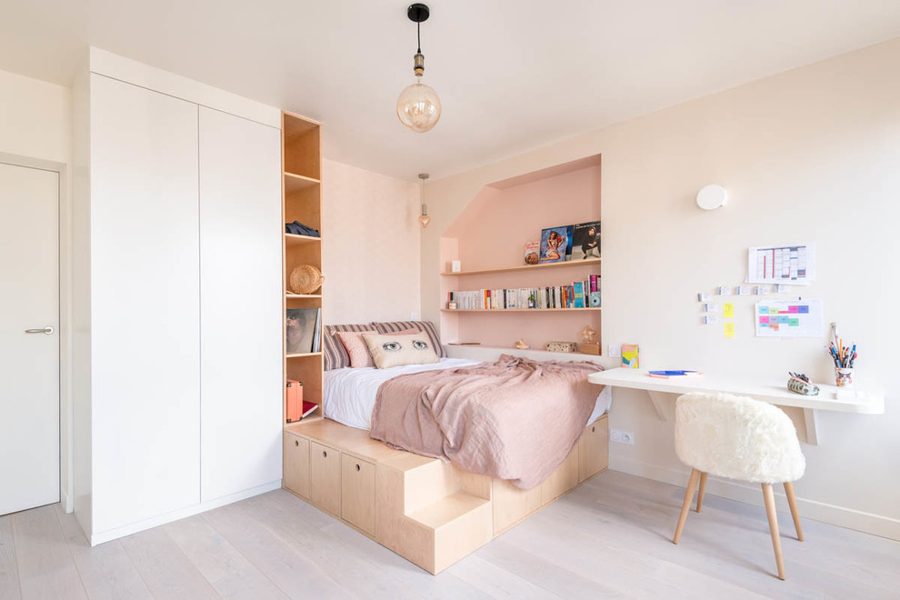 Свежая идея для дизайна: детская в современном стиле с спальным местом, бежевыми стенами, полом из ламината и бежевым полом для девочки - отличное фото интерьера