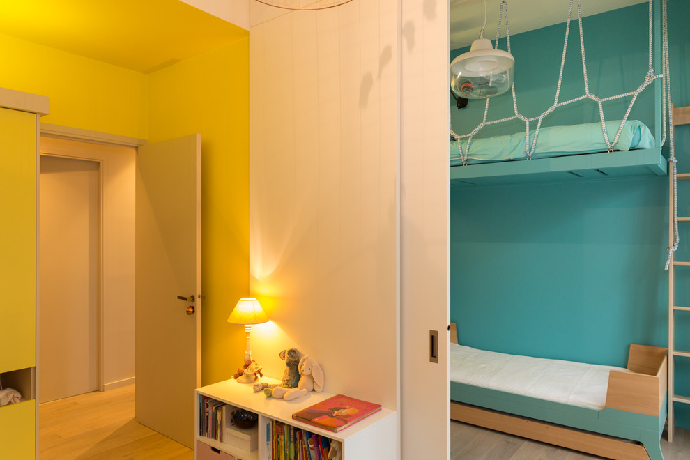 Exemple d'une chambre d'enfant tendance de taille moyenne avec parquet clair.